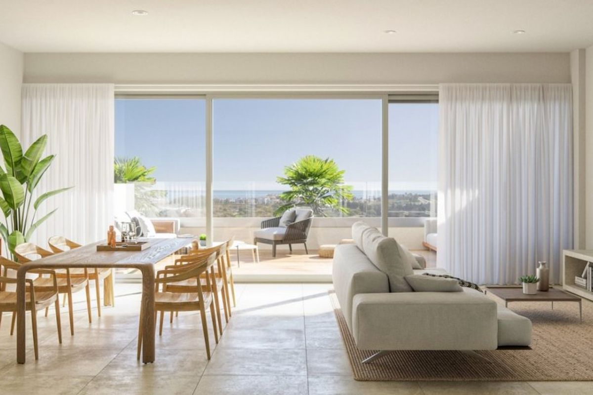 Stijlvolle woonkamer in een modern Estepona appartement met grote ramen en natuurlijk licht.