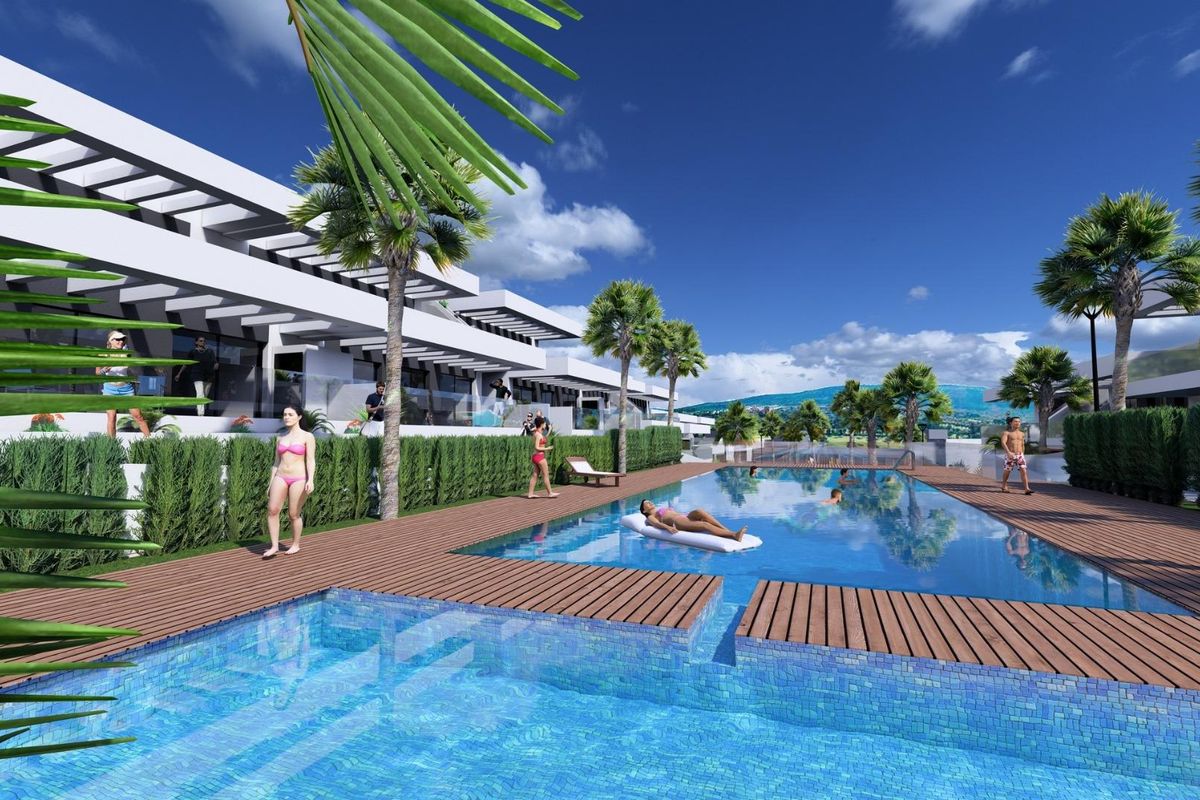 Poolgebied met palmbomen en zonaanbidders in een modern complex, Algorfa, Costa Blanca Zuid, Spanje.