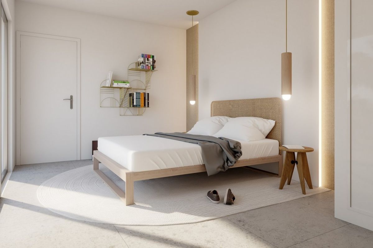 Heldere slaapkamer met een gezellig bed en minimale decoratie, gelegen in een villa aan de Costa Blanca.