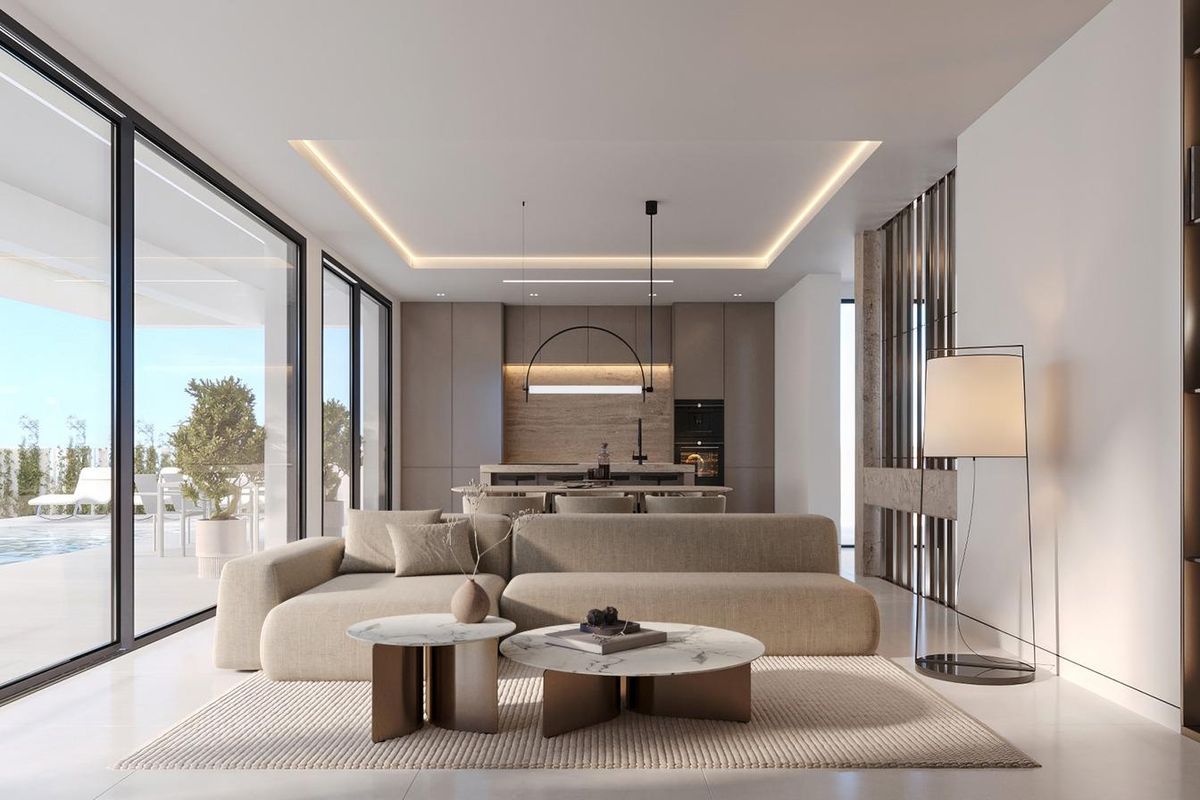 Heldere woonkamer in de villa met moderne decoratie en grote ramen met uitzicht op het terras in Mijas.