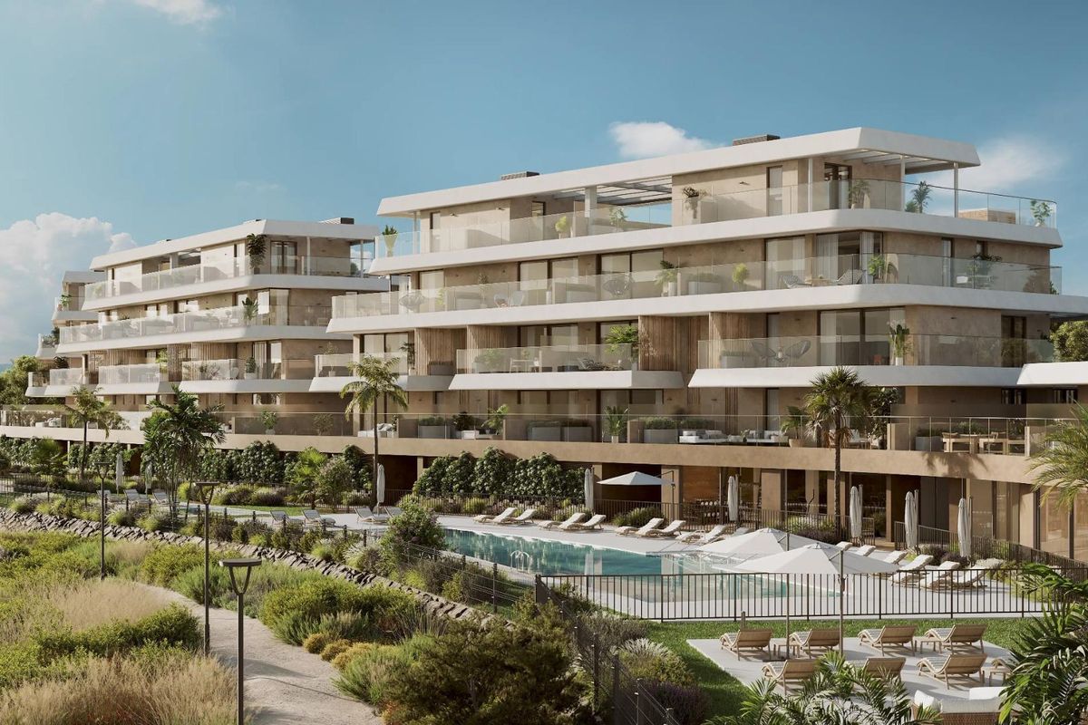 Charmant uitzicht op een luxueus appartementencomplex in Estepona naast een zwembad en tuinen.