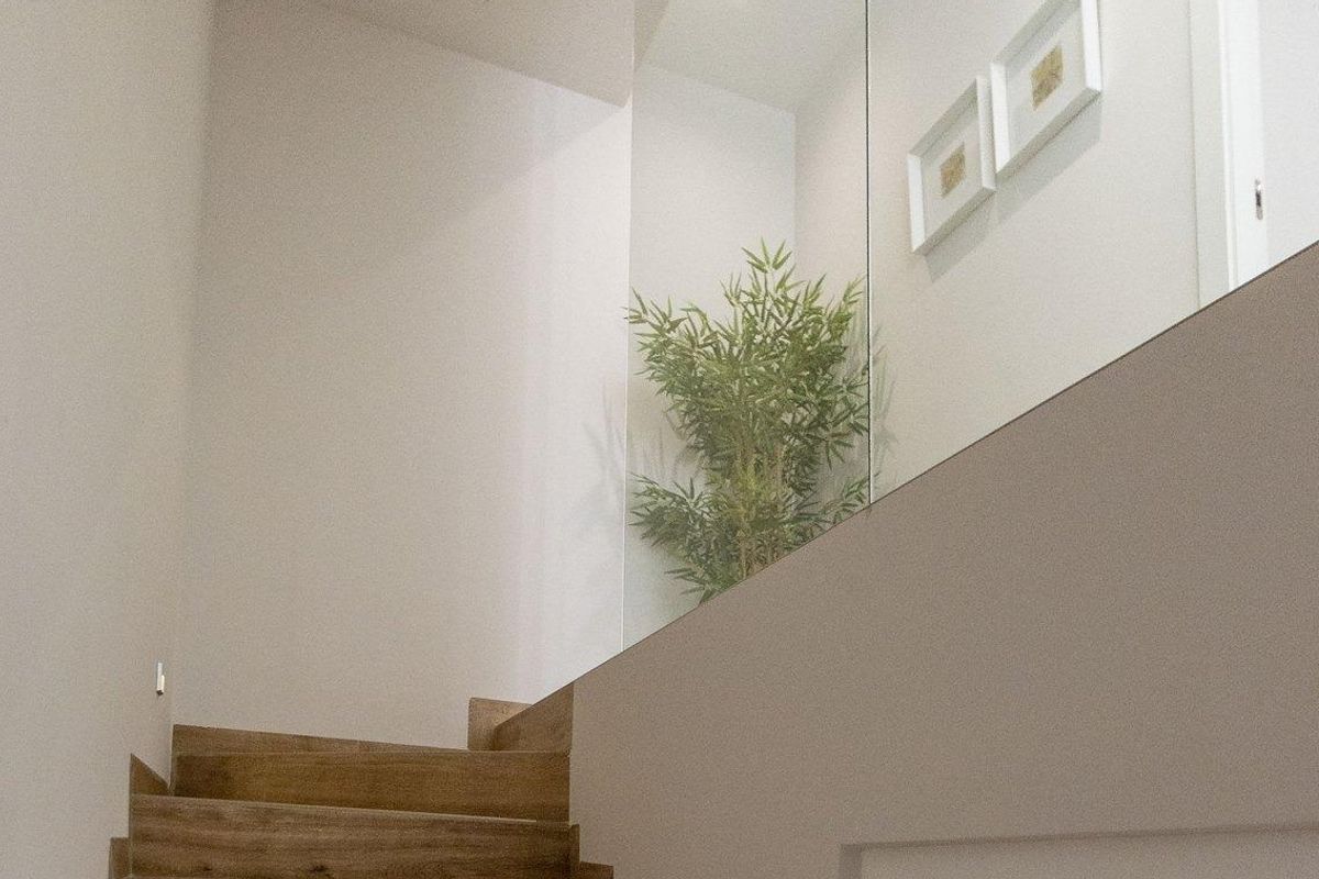 Trap met een houten en glazen ontwerp, leidend naar boven in een moderne 3-slaapkamer villa in Pilar de La Horadada.