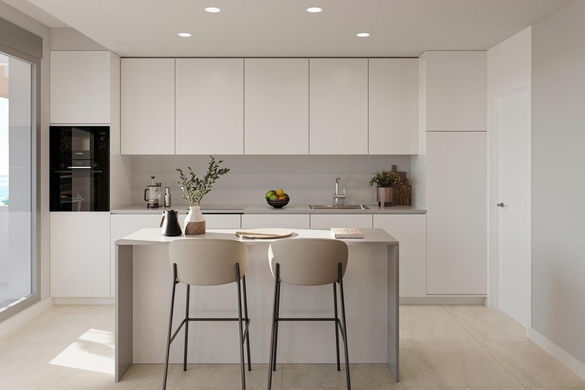 Moderne keuken van een 3-slaapkamer appartement in Estepona, met strakke kasten en een functionele indeling.