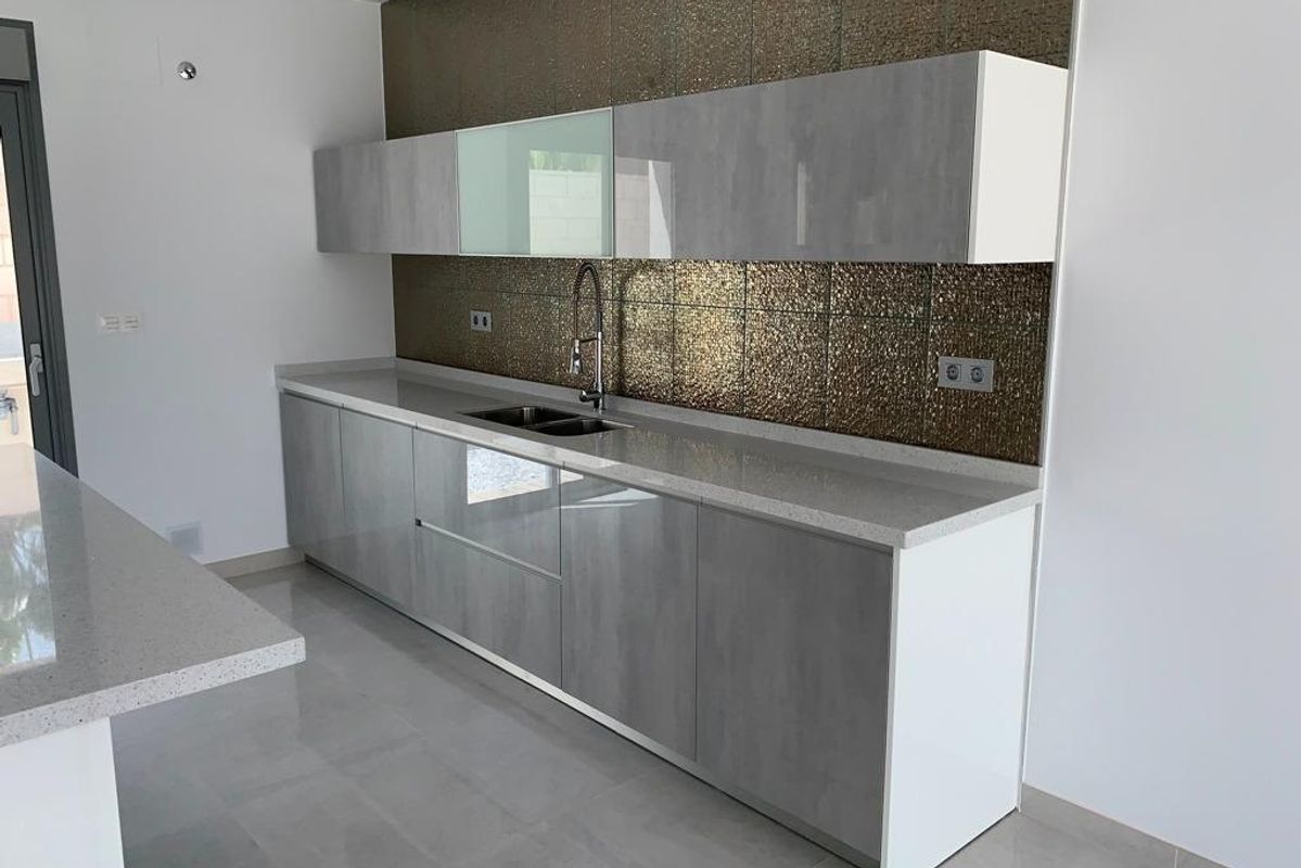 Luxe keuken van de villa in Pinoso met moderne kastjes en een ruime indeling.