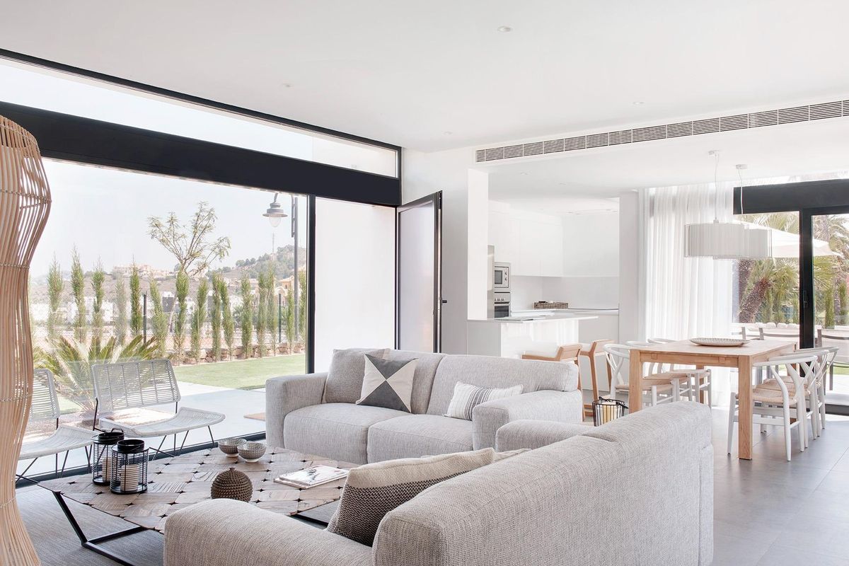 Heldere woonkamer in een villa met 3 slaapkamers in La Manga Club, Costa Calida, met grote ramen en moderne meubels.