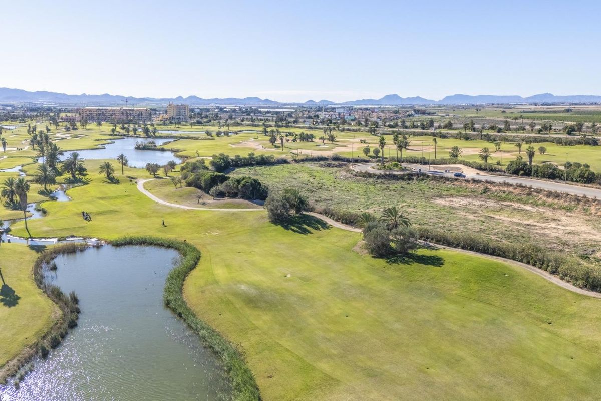 Luchtfoto van weelderig golfcourse-landschap nabij Los Alcazares, Costa Calida met palmbomen en waterpartijen.