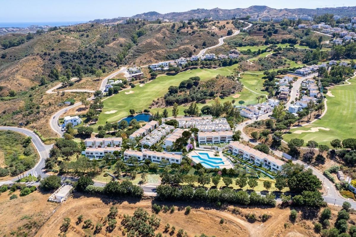 Een panoramisch uitzicht dat het schilderachtige landschap van Mijas, Costa del Sol en omliggende golfbanen toont.
