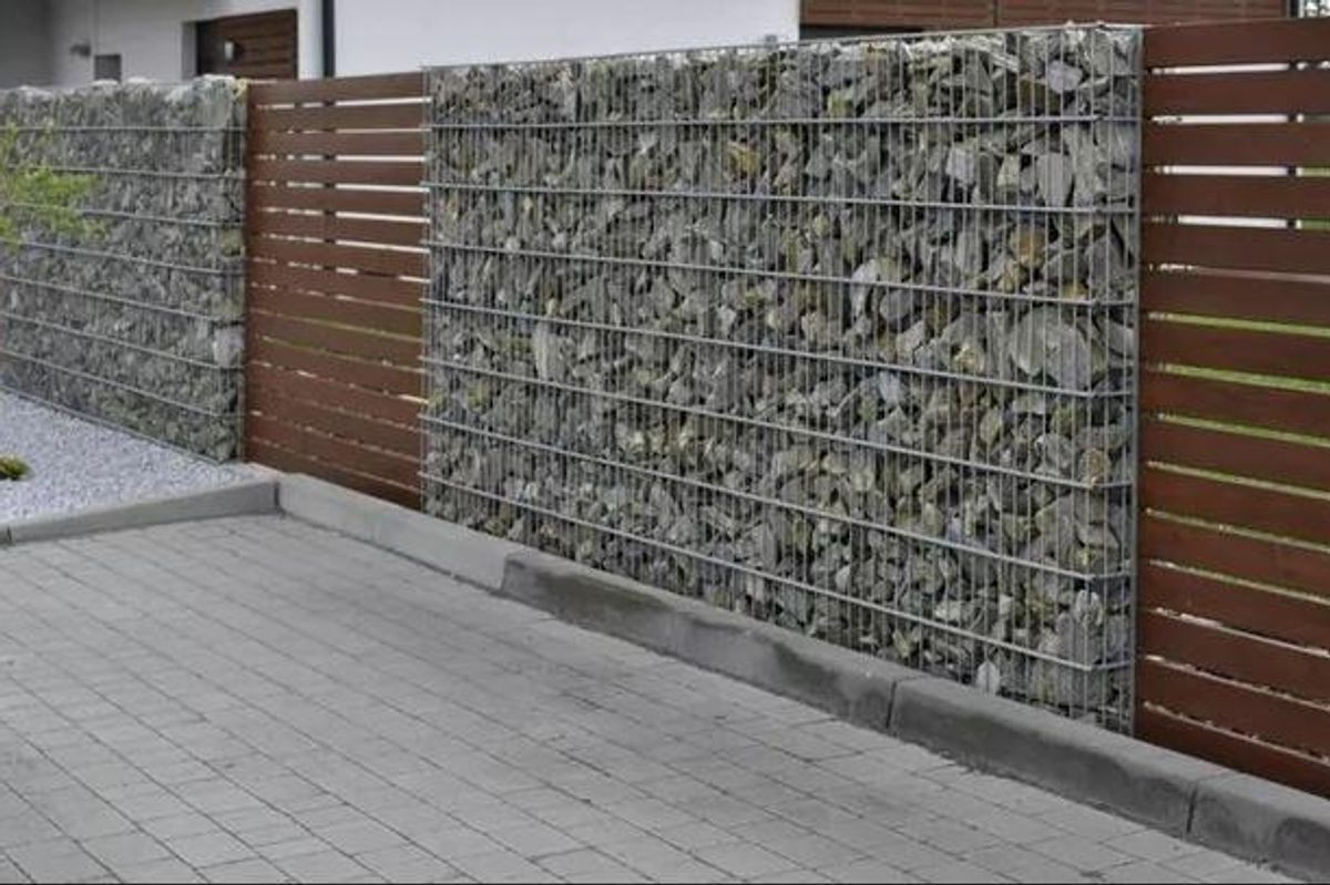 Stijlvol stenen hek ontwerp rond het villa terrein in La Romana, Costa Blanca Zuid, Spanje.