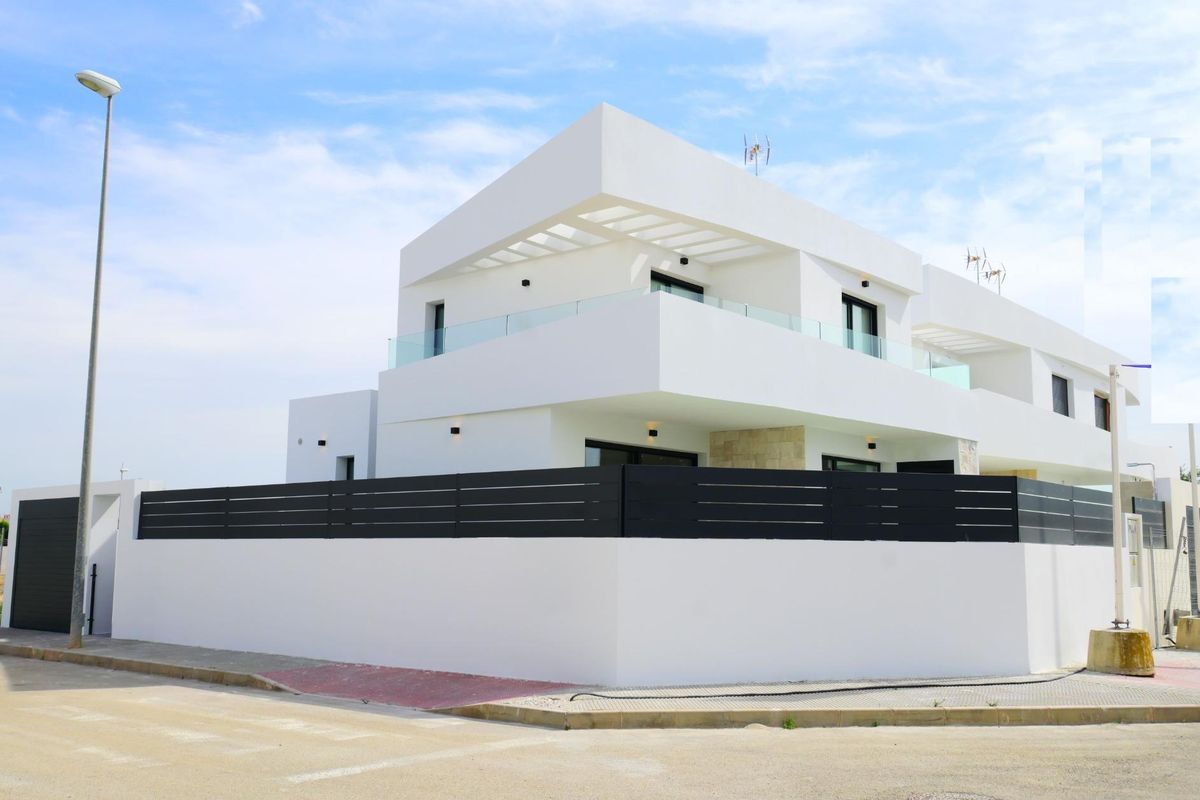Zijaanzicht van een luxe 3-slaapkamer townhouse met moderne architectuur in Dolores, Costa Blanca Zuid.