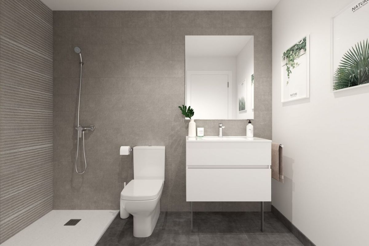 Stijlvolle badkamer met een eigentijds ontwerp en douche in het 2-slaapkamer appartement in Vélez Málaga.