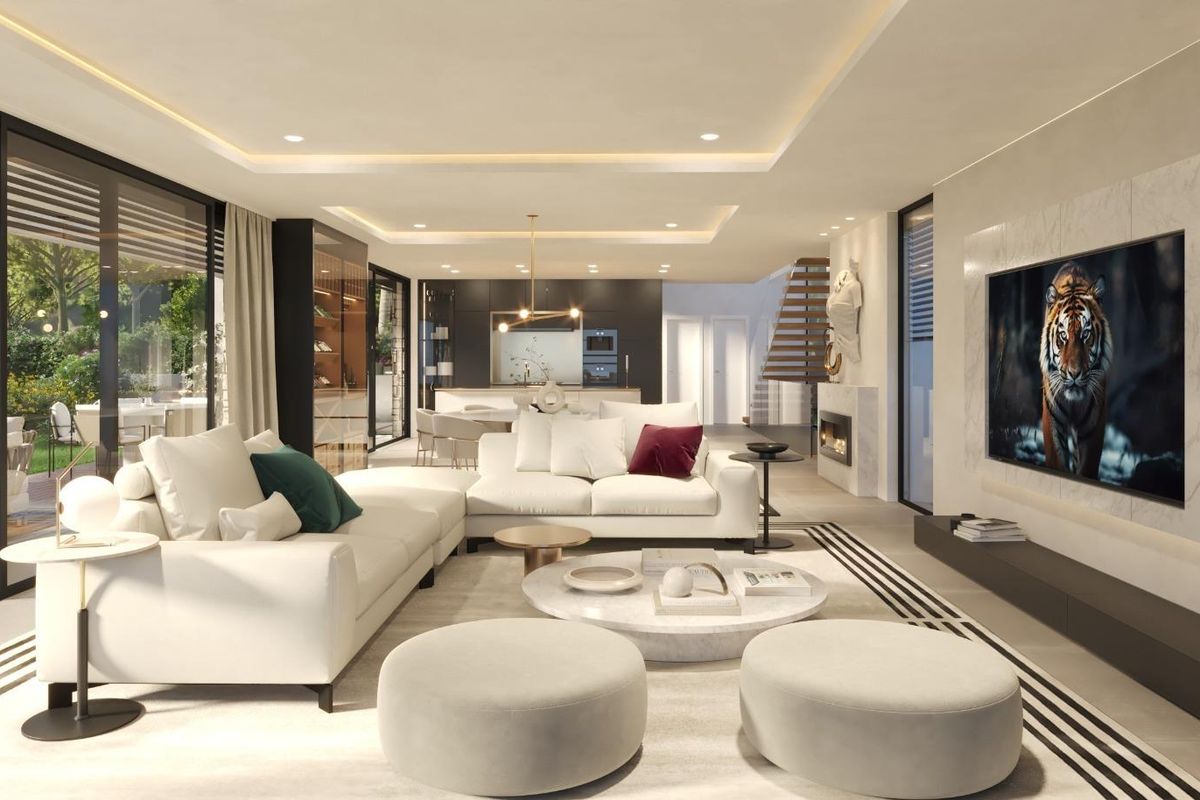 Elegante woonkamer met gezellige zitplaatsen en modern decor in een villa in Benalmádena, Costa del Sol.