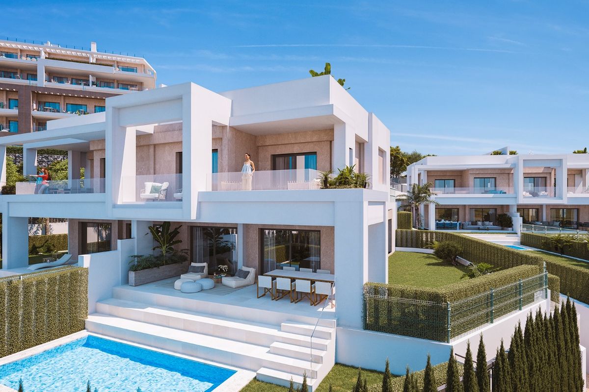 Modern duplex met een privétuin en terras, met uitzicht op de oceaan, gelegen in Estepona.