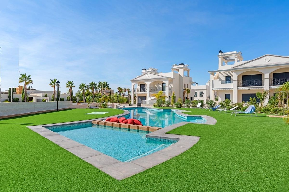 Mooie kijk op het poolgebied en het nette gras van het appartementencomplex in Rojales.