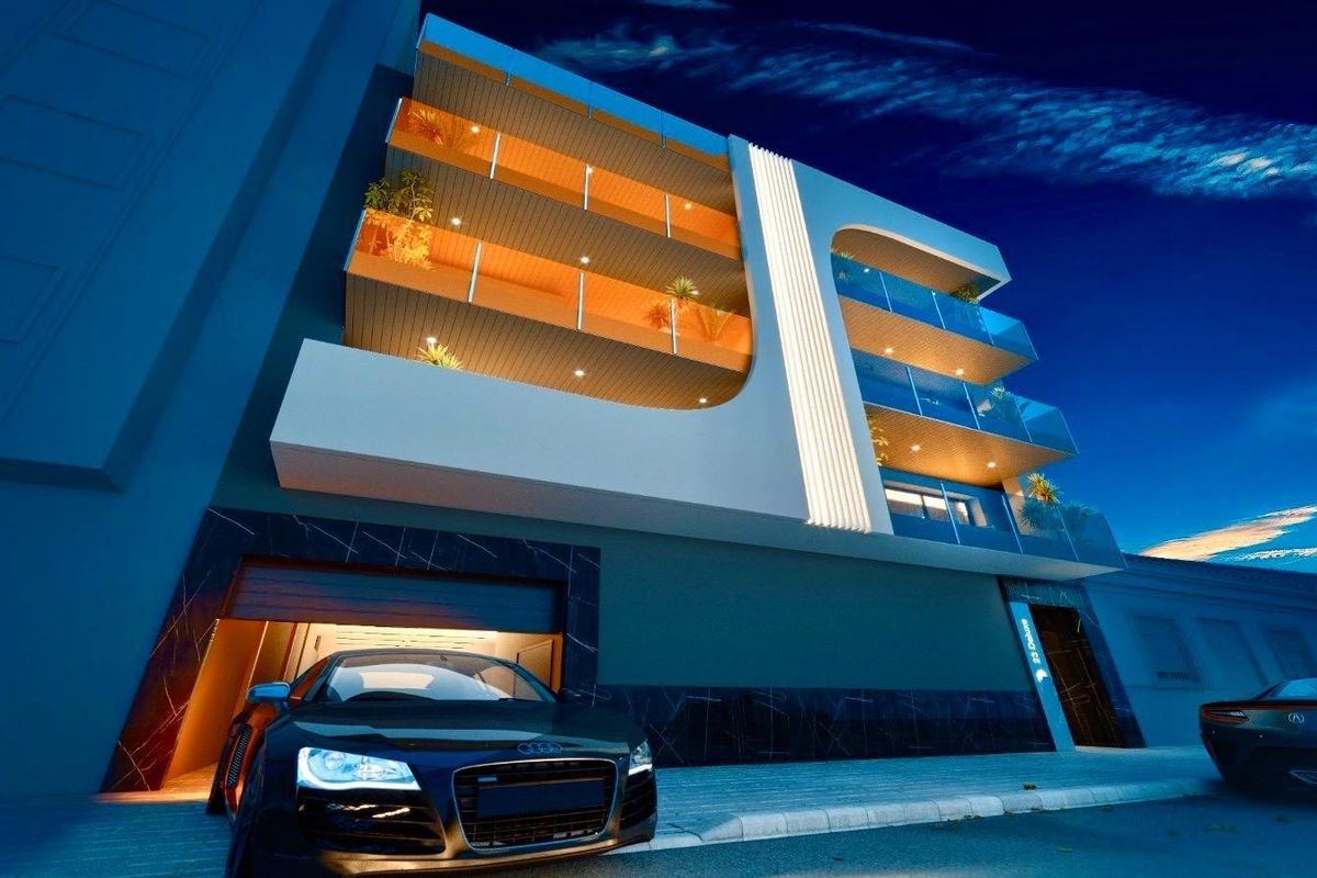 Moderne buitenkant van een 3-slaapkamer penthouse in Torrevieja, met unieke architecturale ontwerpen bij nacht.