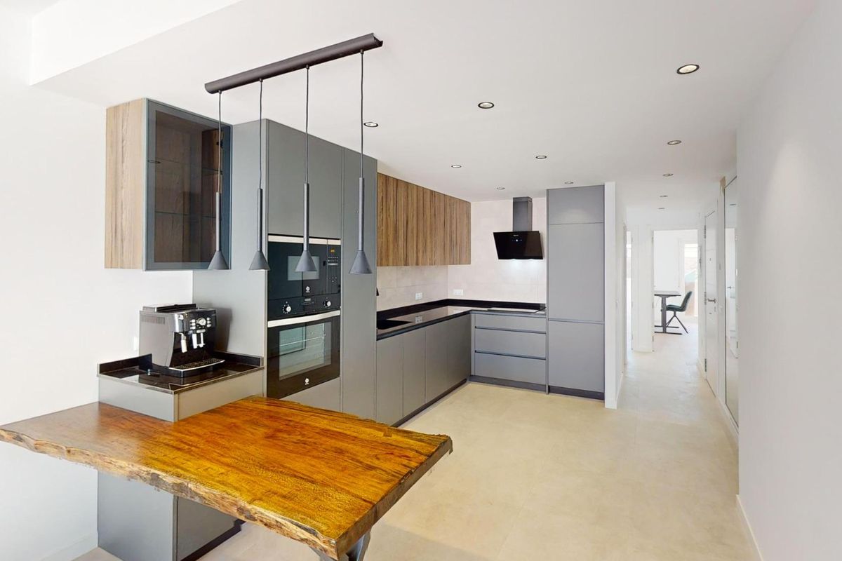 Stijlvolle keukenweergave met voorzieningen in een 3-slaapkamer appartement in Pilar de La Horadada, perfect voor koken.