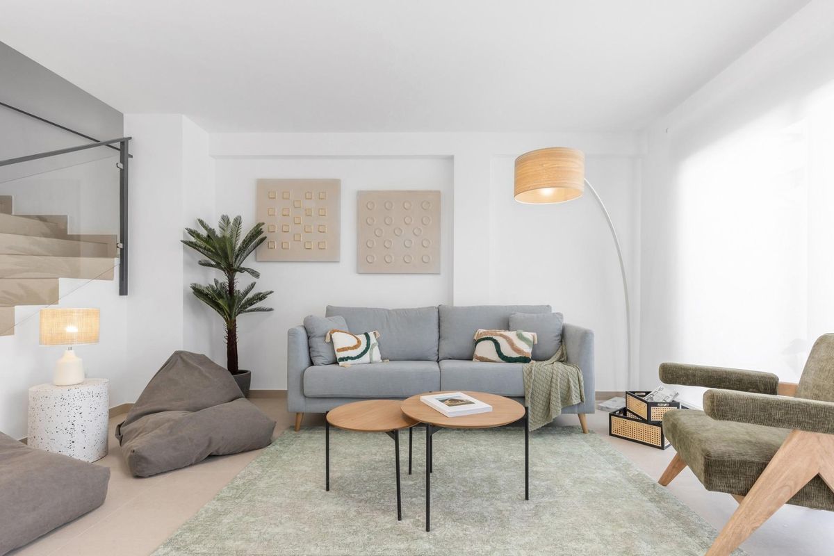 Uitnodigende woonkamer in een 4-slaapkamer town house in Rafal, perfect voor ontspanning en familiebijeenkomsten.