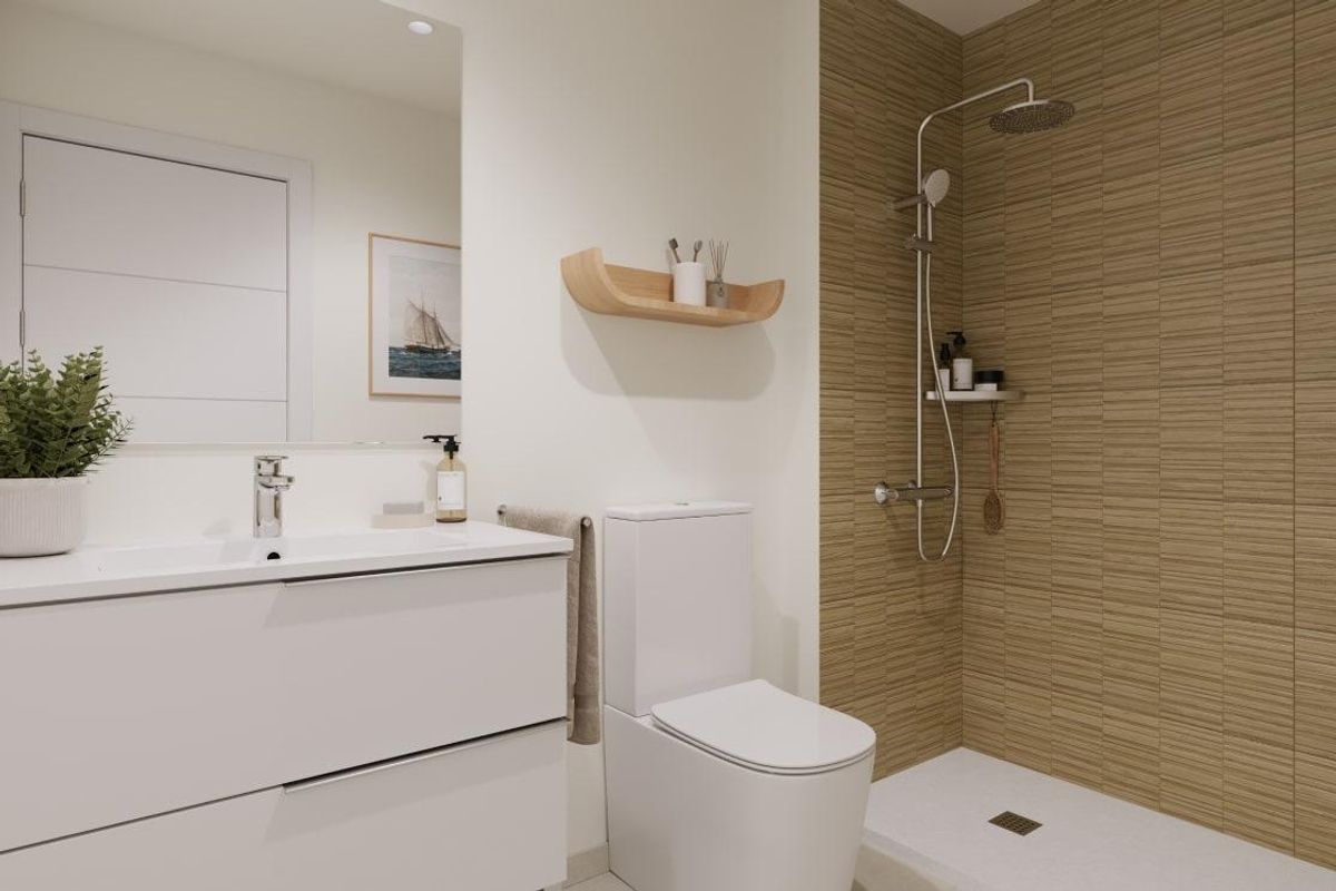 Stijlvolle badkamer in een appartement in Benalmádena, met moderne armaturen en een strak ontwerp.