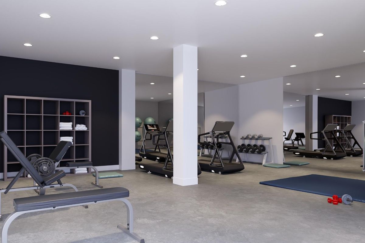 Ruime sportschool in een complex in Benalmádena met fitnessapparatuur en een strak, modern ontwerp.