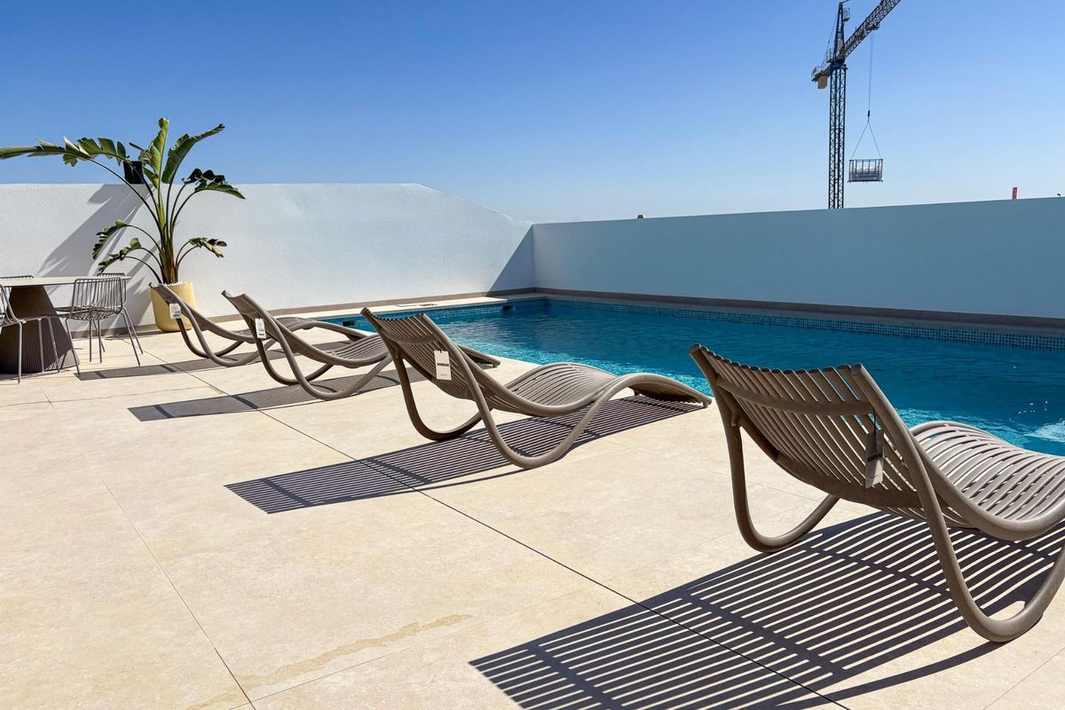 Zonovergoten zwembadruimte bij een stijlvolle villa met 5 slaapkamers in Rojales, ideaal voor zonnige dagen.