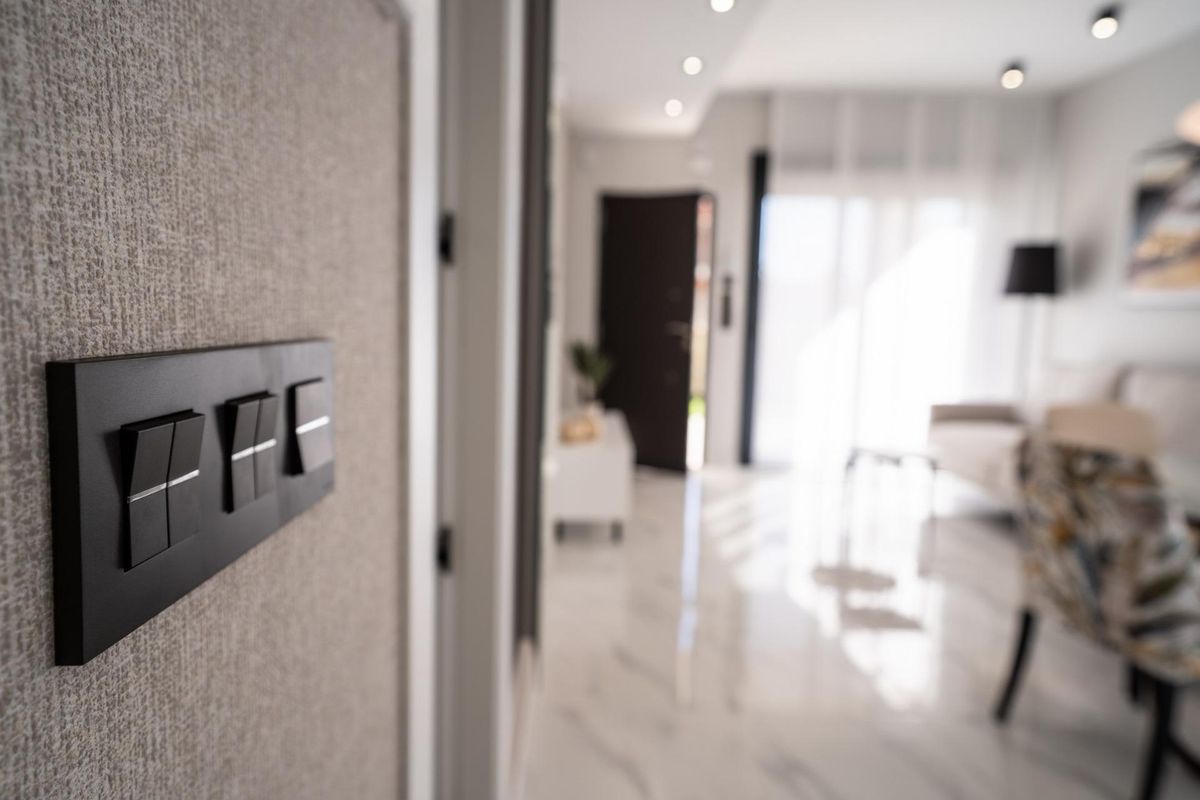 Modern schakelpaneel in een prachtig ontworpen 3-slaapkamer appartement in de woonkamer van Pilar de La Horadada.