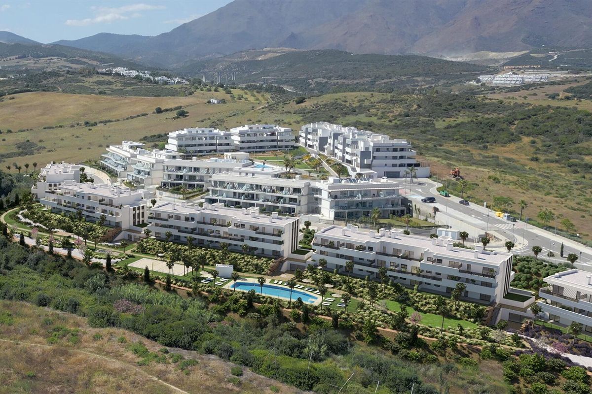 Luchtfoto van een modern appartementencomplex met aangelegde tuinen in Estepona, Costa del Sol.
