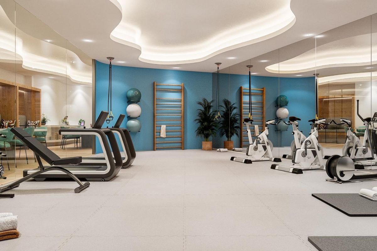 Goed uitgeruste sportschool in een Marbella penthouse, ontworpen voor fitness met moderne apparatuur en spiegels.