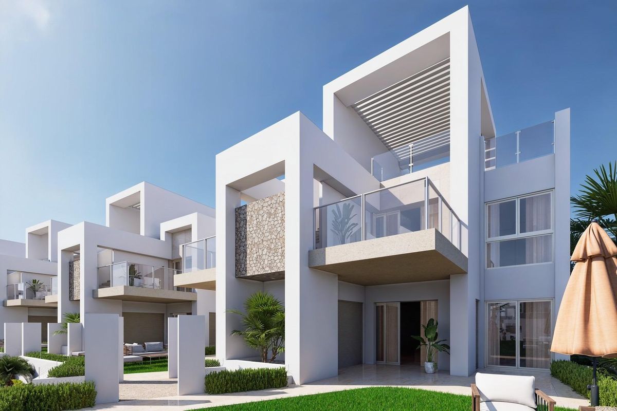 Stijlvolle bungalow buitenkant met balkons en moderne ontwerpen in Ciudad Quesada, Costa Blanca Zuid.