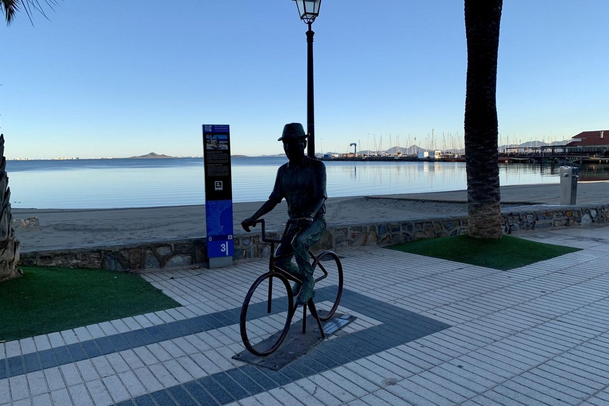 Een bronzen standbeeld van een fietser langs het strand in Los Alcazares, Costa Calida, Spanje.