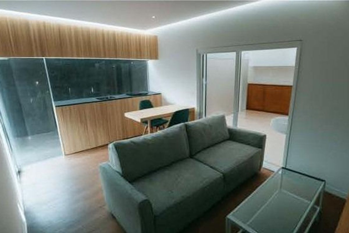 Elegante woonruimte in de penthouse in Torrevieja, met een stijlvolle bank en een moderne eetopstelling.