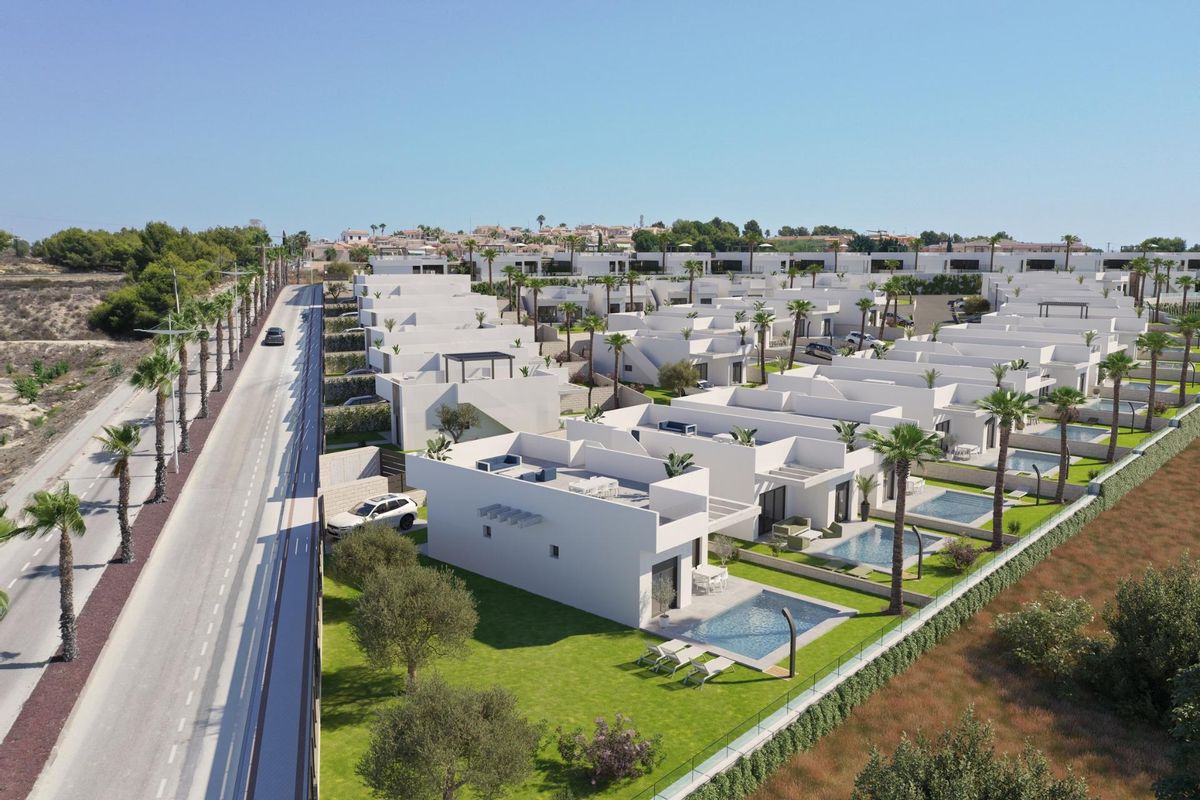 Een ander perspectief van een villa complex in Algorfa, Costa Blanca, met moderne architectuur en landschapsontwerp.
