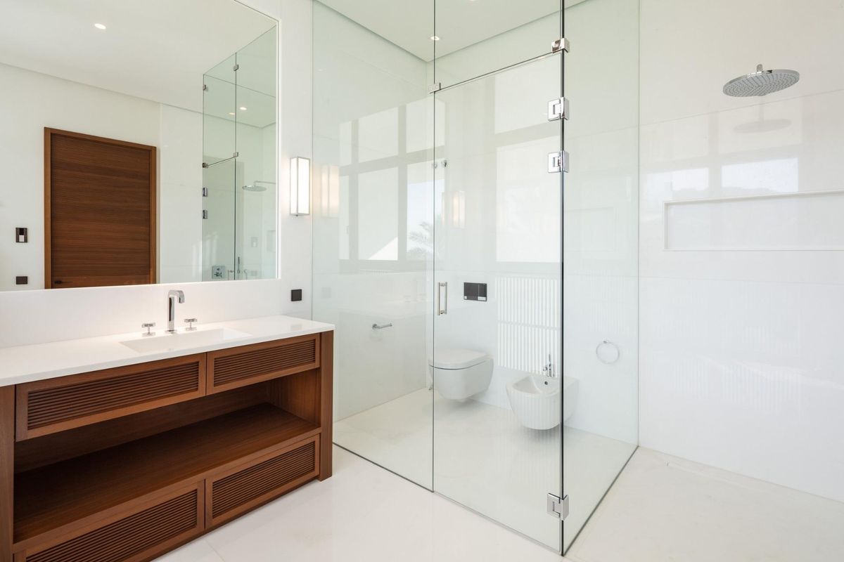 Hedendaagse badkamer met glazen douche en natuurlijk licht, gelegen in de villa in Casares.