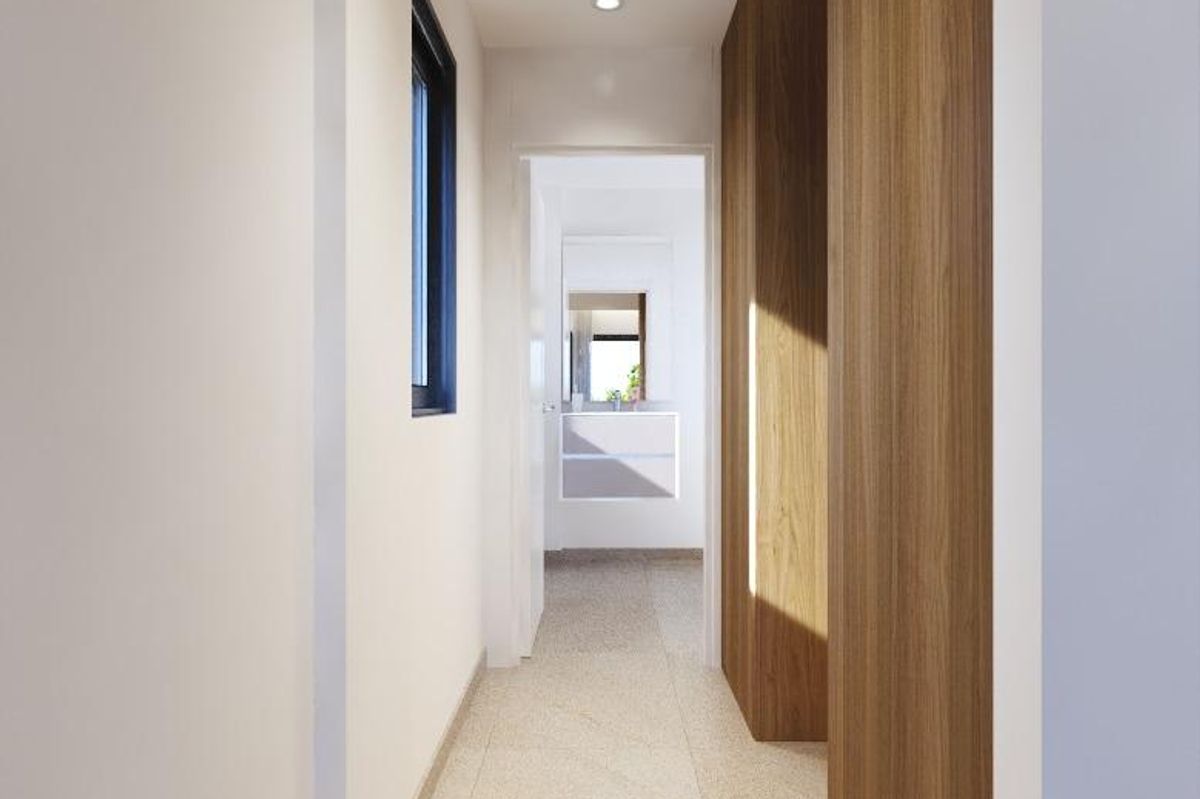 Ruime gang in een hedendaagse 3-slaapkamer villa, met natuurlijk licht en strak ontwerp in San Miguel de Salinas.