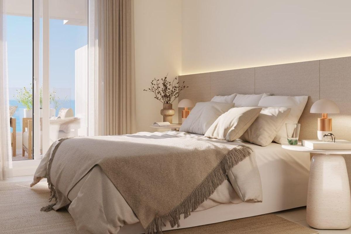 Heldere en luchtige slaapkamer in een appartement in Benalmádena, met grote ramen en schilderachtige uitzichten.