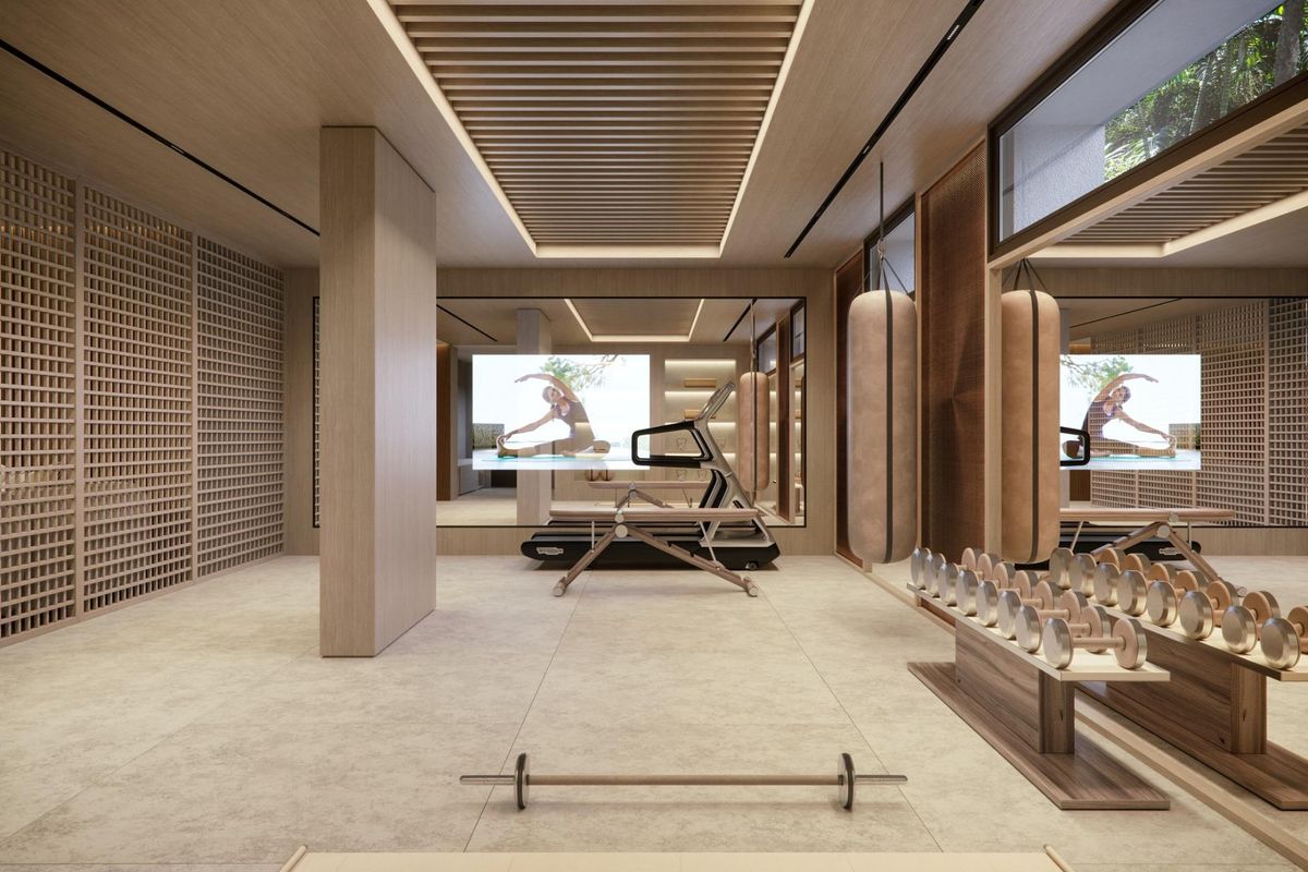 Moderne thuisgym met fitnessapparatuur en spiegels, ontworpen voor fitnessliefhebbers in Marbella.