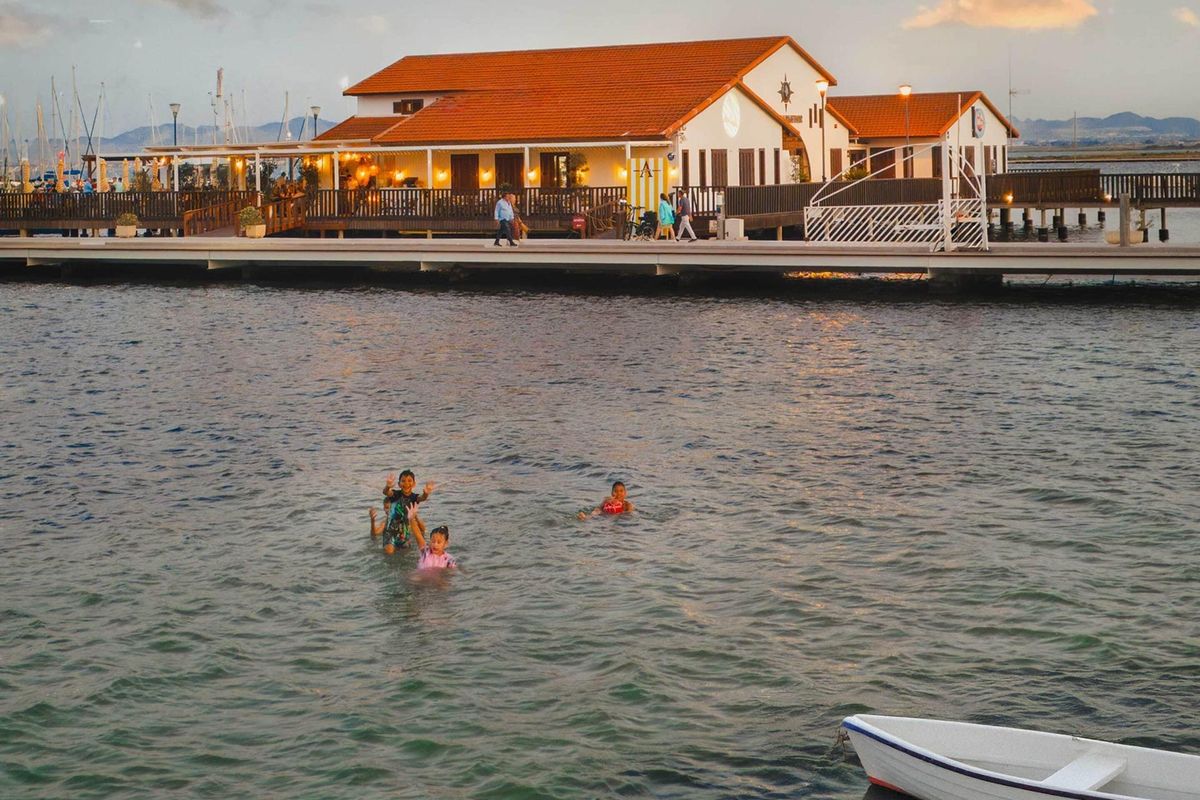 Gezinnen genieten van het water bij een charmant restaurant aan het water in Los Alcazares, Costa Calida, Spanje.