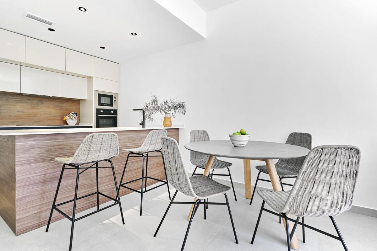 Stijlvolle eetruimte met moderne keukenvoorzieningen in een 2-slaapkamer bungalow in Torrevieja, Costa Blanca Zuid.