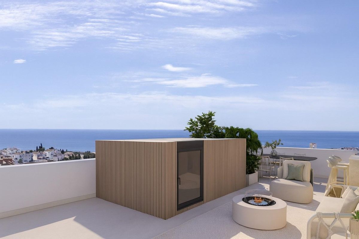 Terras met zeezicht bij een moderne 3-slaapkamer herenhuis in Mijas, Costa del Sol, Spanje. Buiten zitplaatsen en strak design.