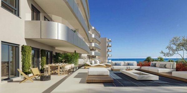 Ruimtelijk terras met moderne meubels en uitzicht op de zee in een appartement op de begane grond in Torremolinos.