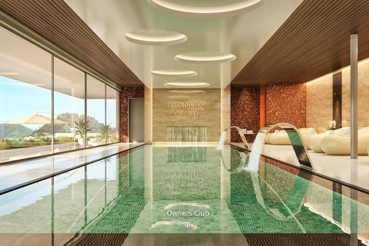 Rustige spa-ruimte in de eigenarenclub in Ojen, Costa del Sol, met een binnenzwembad en een ontspannende sfeer.