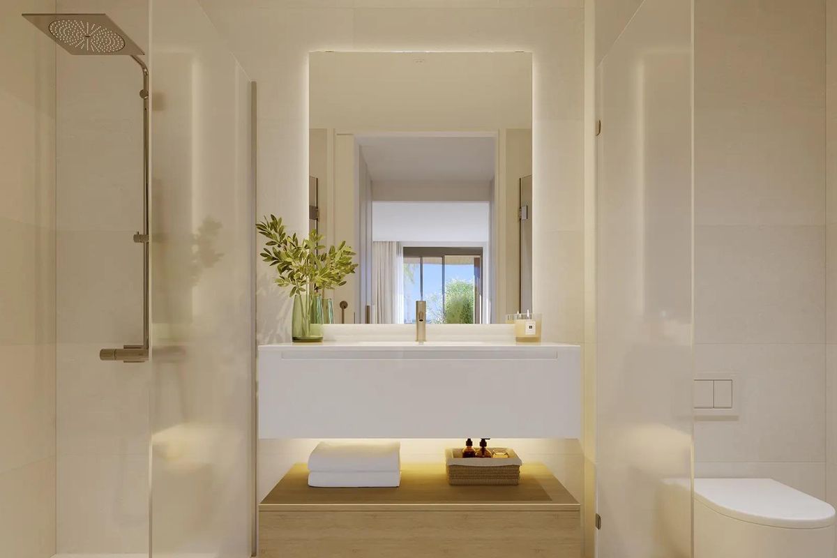 Modern badkamers in een penthouse in Fuengirola, met een strak ontwerp en natuurlijk licht vanuit een raam.