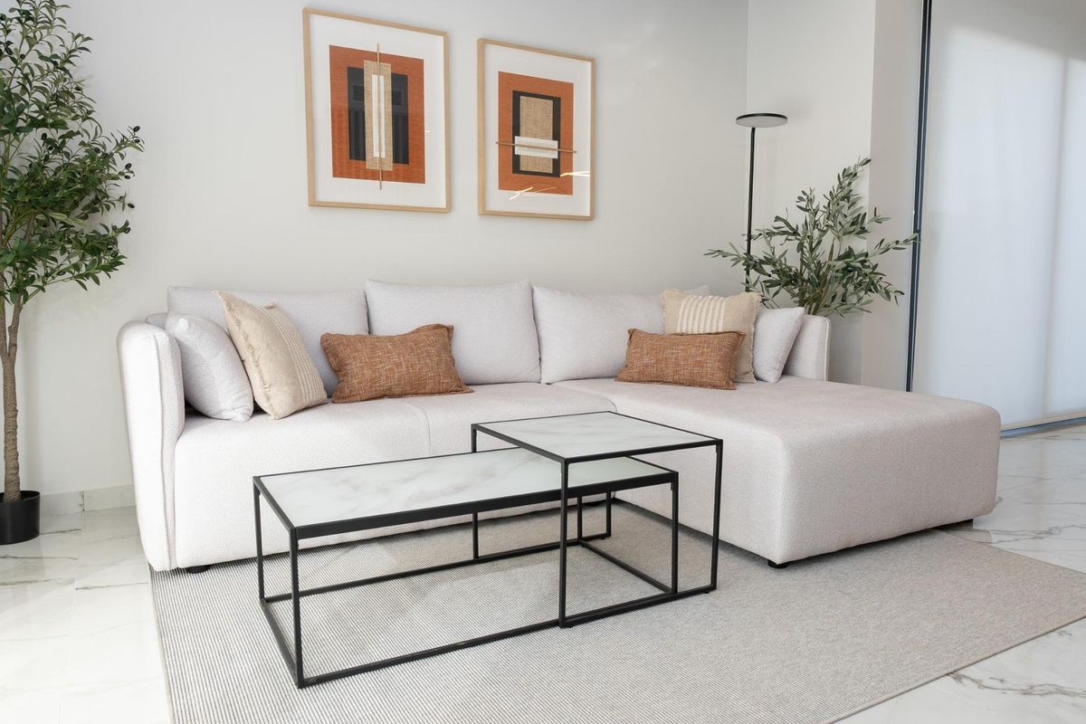 Heldere woonkamer met moderne meubels in een 3-slaapkamer villa, Ciudad Quesada, Costa Blanca Zuid.