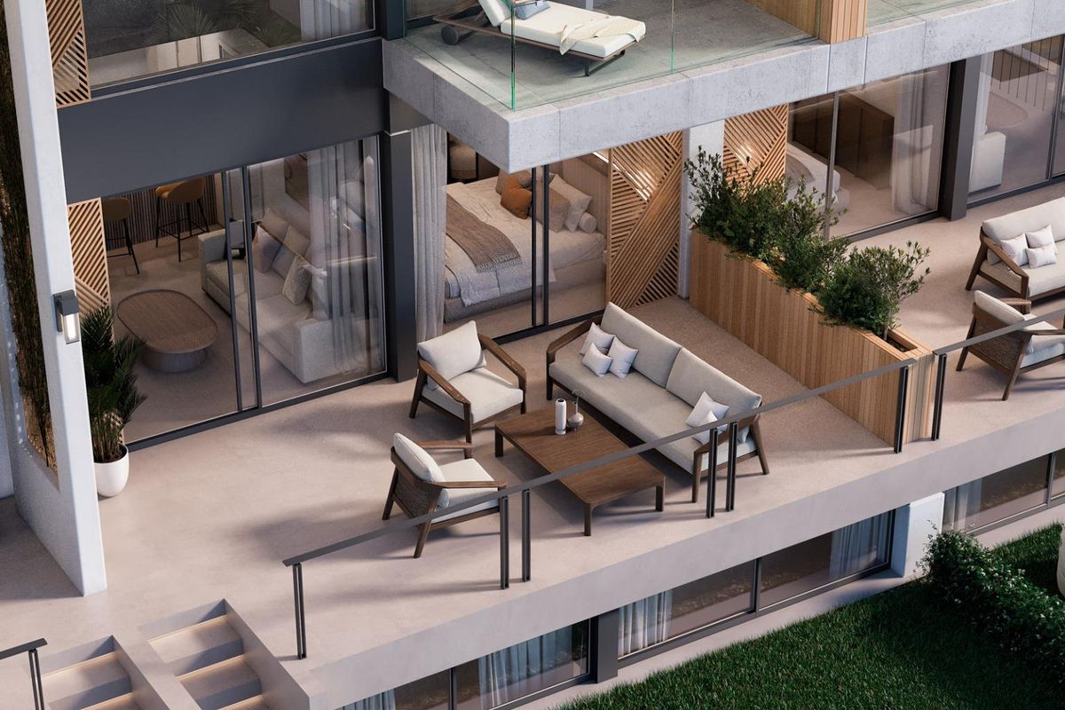 Penthouse terras met uitzicht op buitenzitplaatsen en een privézwembad in Marbella, Costa del Sol.