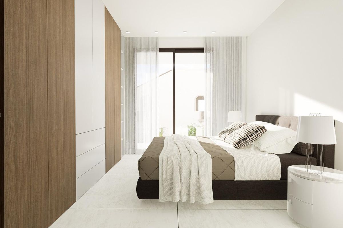 Elegante slaapkamer met grote ramen en voldoende kastruimte in een villa in Orihuela Costa.