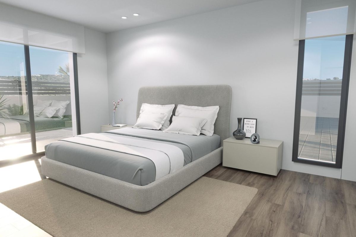 Heldere slaapkamer met een comfortabel bed in een 3-slaapkamer villa in Finestrat, Costa Blanca.