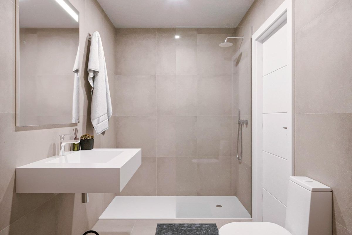 Strakke badkamer in de villa met een glazen douche en moderne armaturen, gelegen in Fuente Álamo.