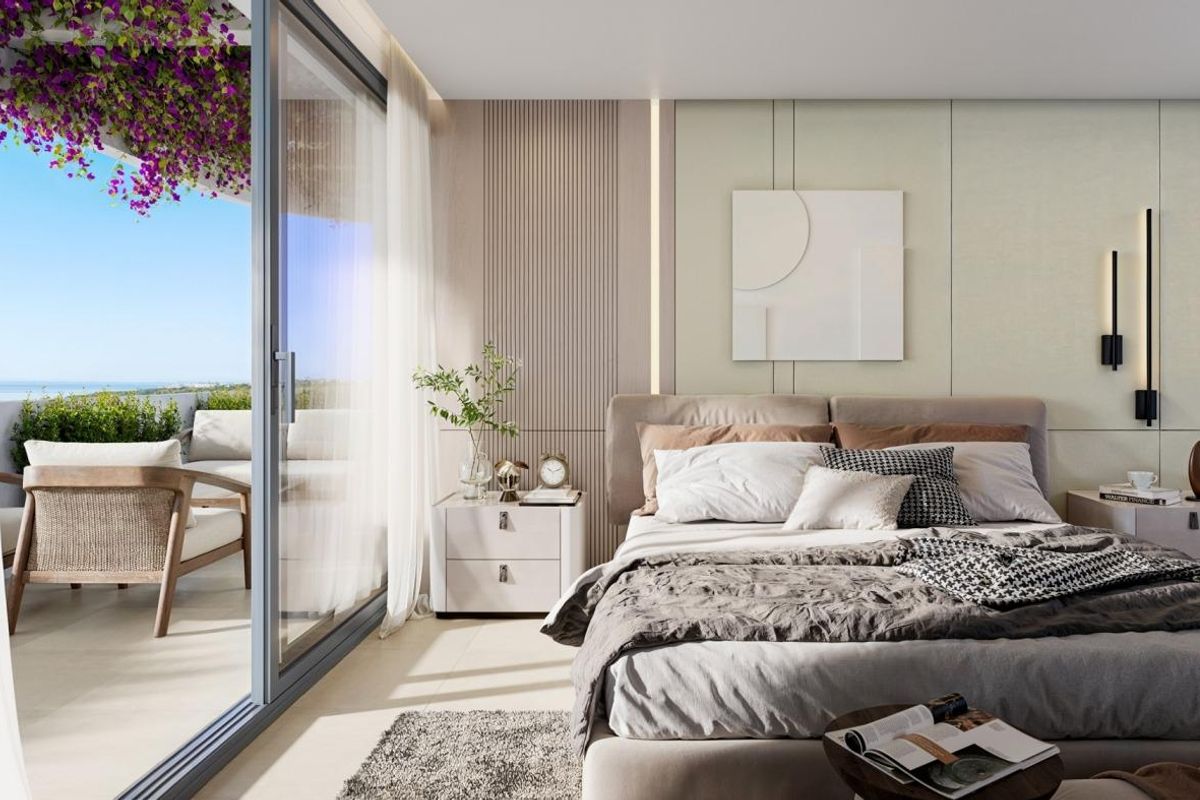 Elegant slaapkamer in een appartement op de begane grond met gezellige inrichting en balkon toegang in Casares, Costa del Sol.