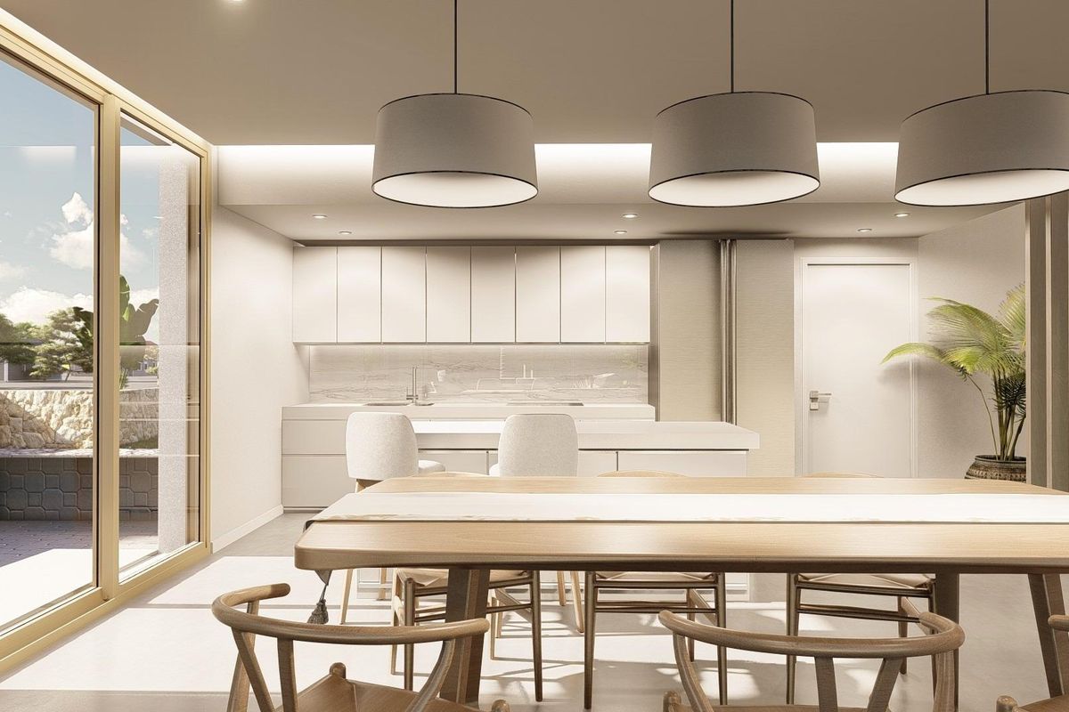 Heldere eetkamer verbonden met de keuken met grote ramen voor toegang tot de buitenlucht in de villa in Algorfa.