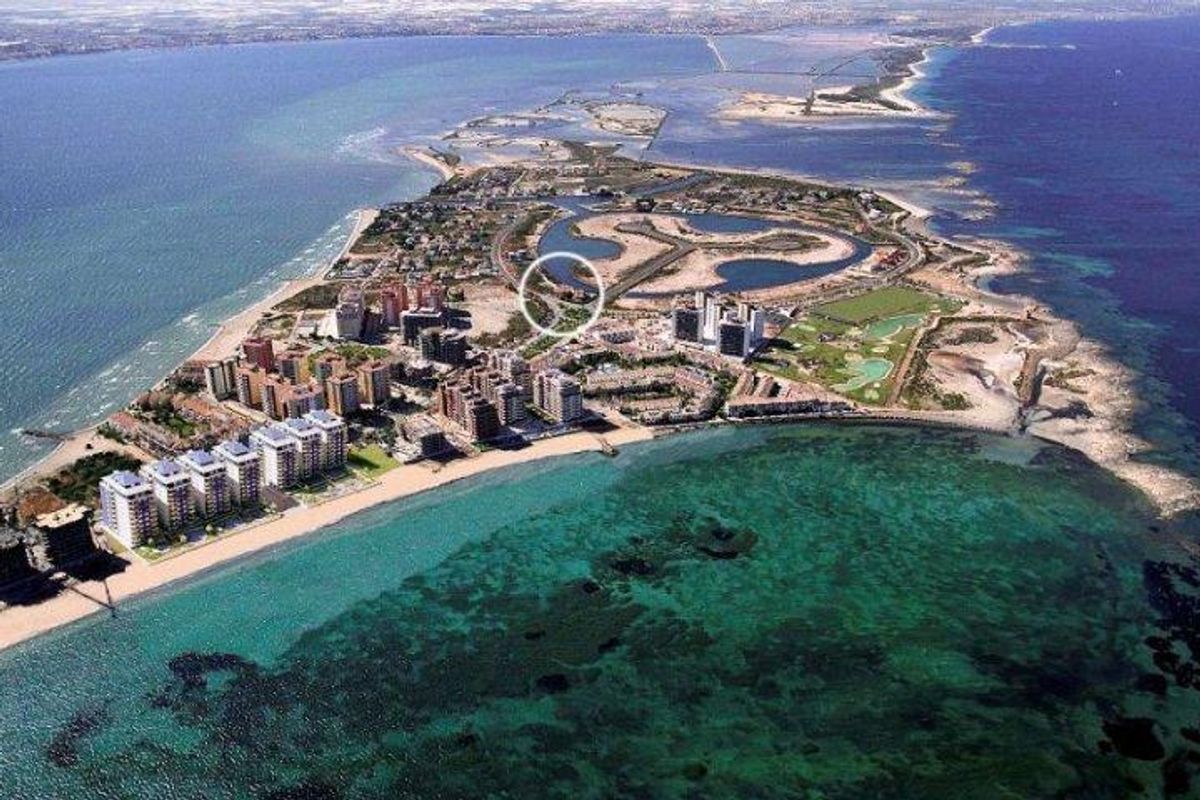 Luchtfoto van La Manga del Mar Menor die de kustlijn en ontwikkelde gebieden laat zien.