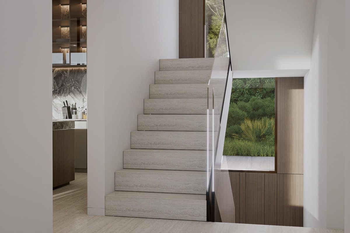 Heldere trap die naar verschillende niveaus leidt, met elegante materialen in de villa in Orihuela.