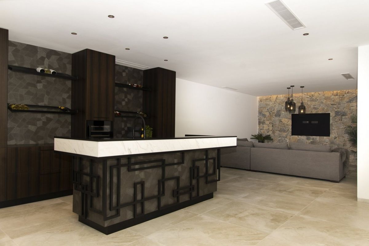 Stijlvolle keuken met moderne apparaten en een uniek barontwerp, gelegen in een villa in Rojales.